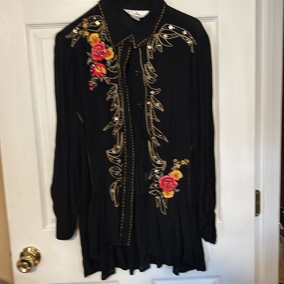 Studio X shirt that comes a bit longer over ur bottom - Picture 3 of 4